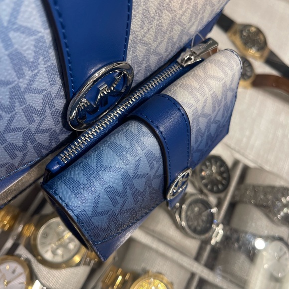 MICHAEL KORS Greenwich Medium Ombré Signature Logo Tri-Fold Wallet
Galaxy Blue - Picture 12 of 16